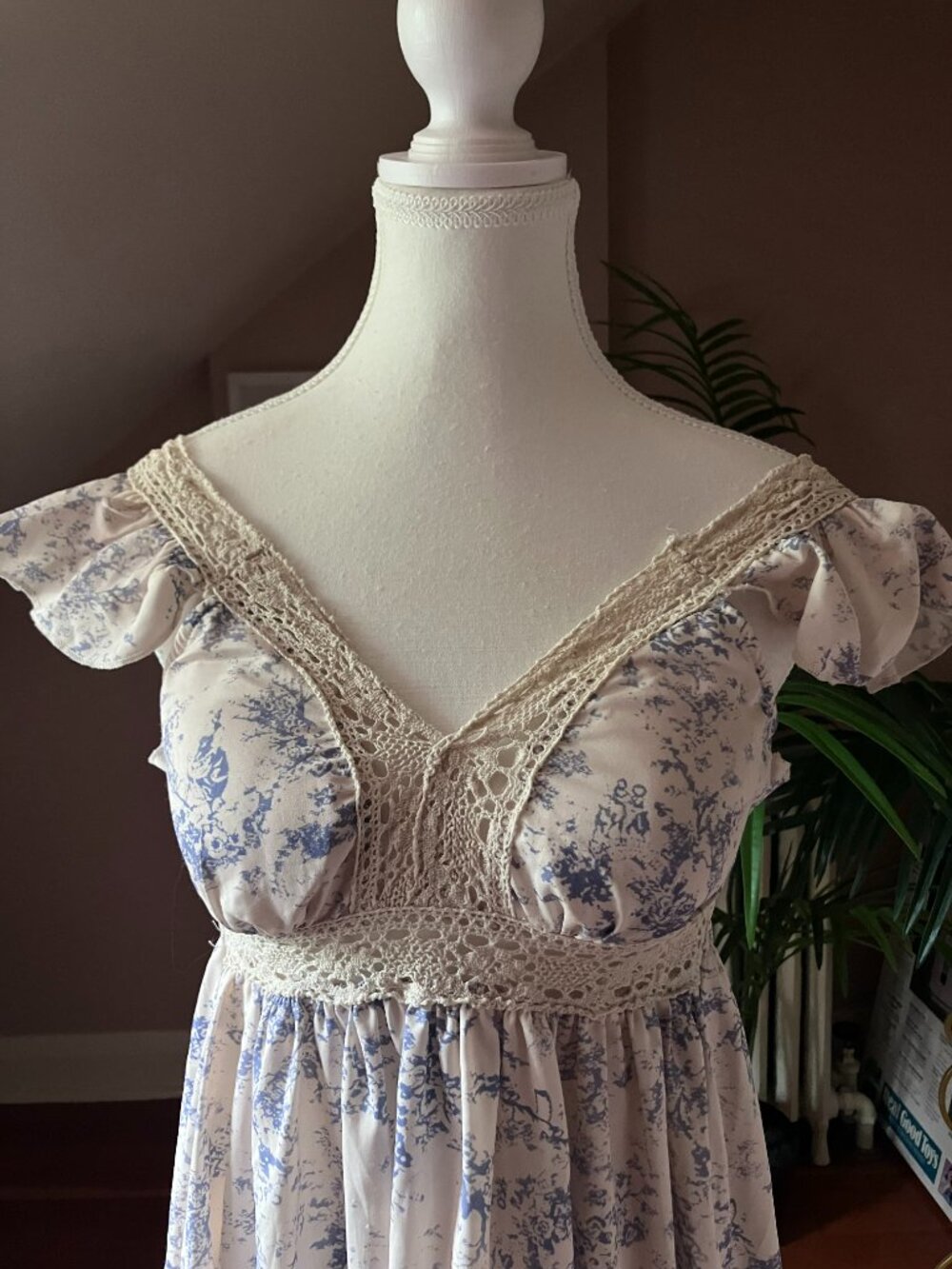 White & blue chinoiserie empire waist long dress cottagecore lace trim - Picture 3 of 9
